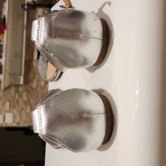 Badgley Mischka Jewel women's silver thong flats with rhinestones in size 6.5m. - Picture 5 of 8